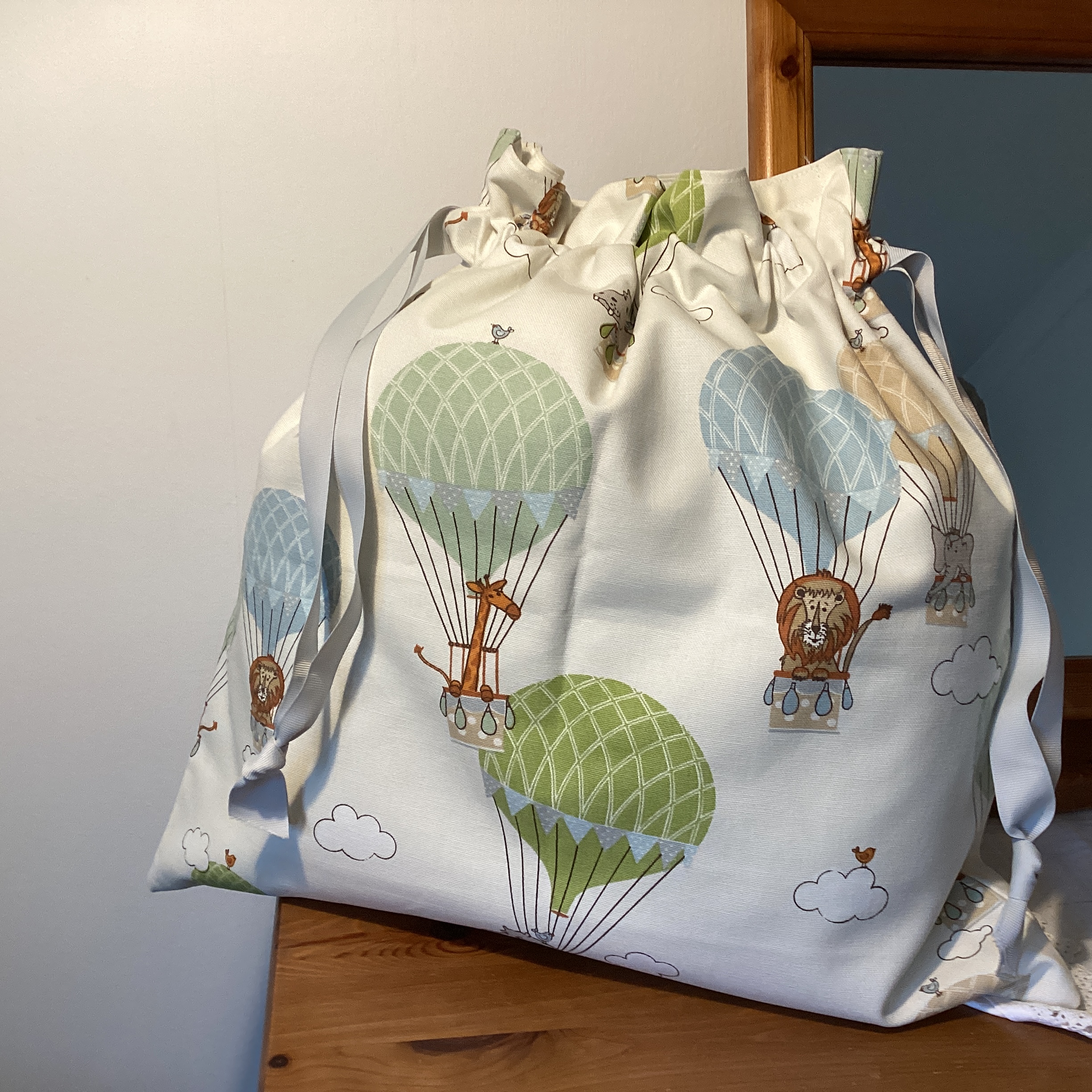 Drawstring bag - animals and hot air balloons