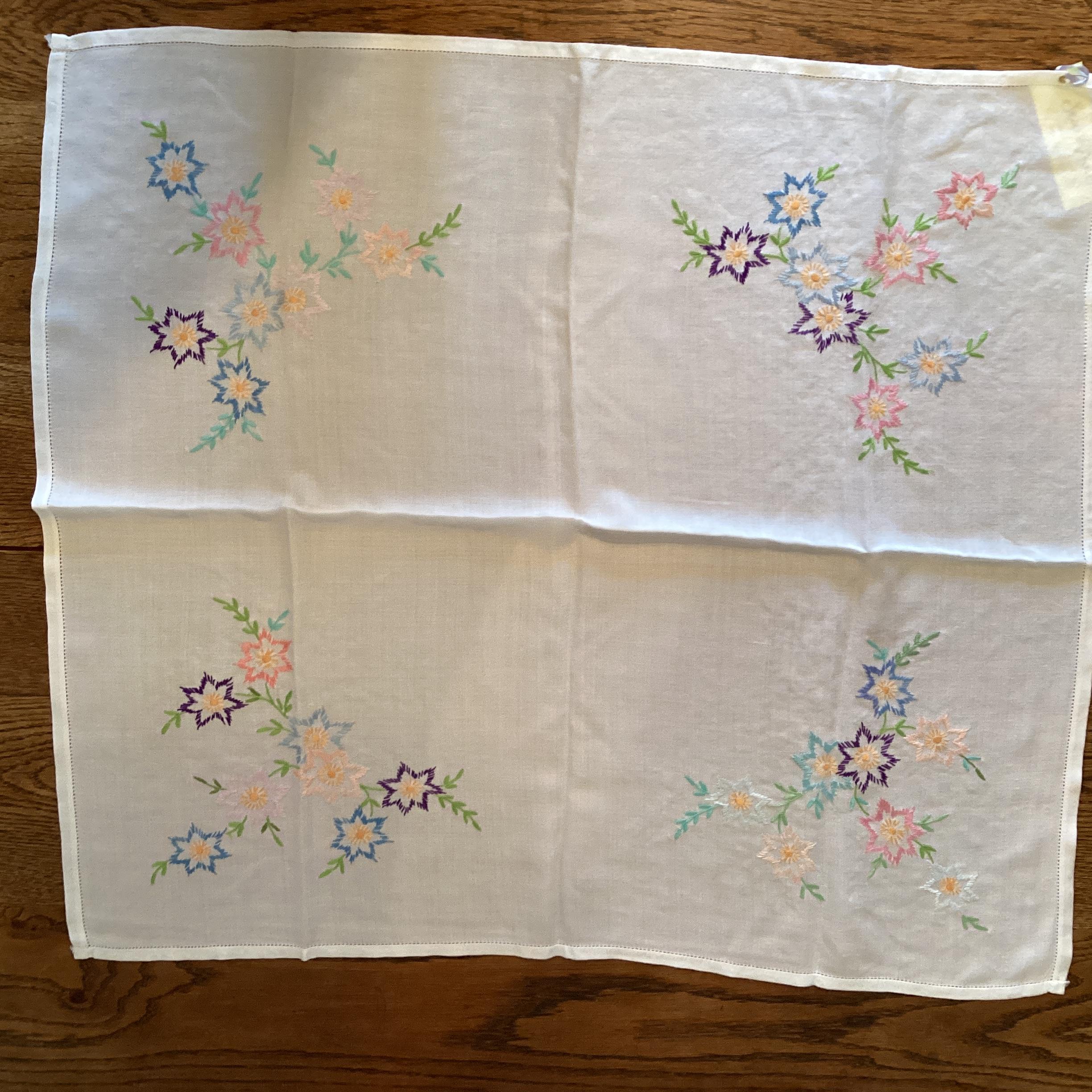 Vintage embroidered table cloth - star flowers